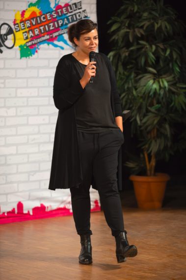 Paula Elsholz spricht in Mikrofon